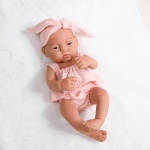 Pasgeboren siliconen pop voor kinderen met roze jurk en hoofdband