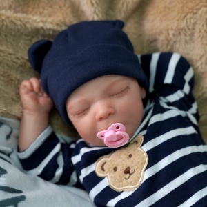 Siliconen reborn babypop met blauw gestreepte trui en fopspeen