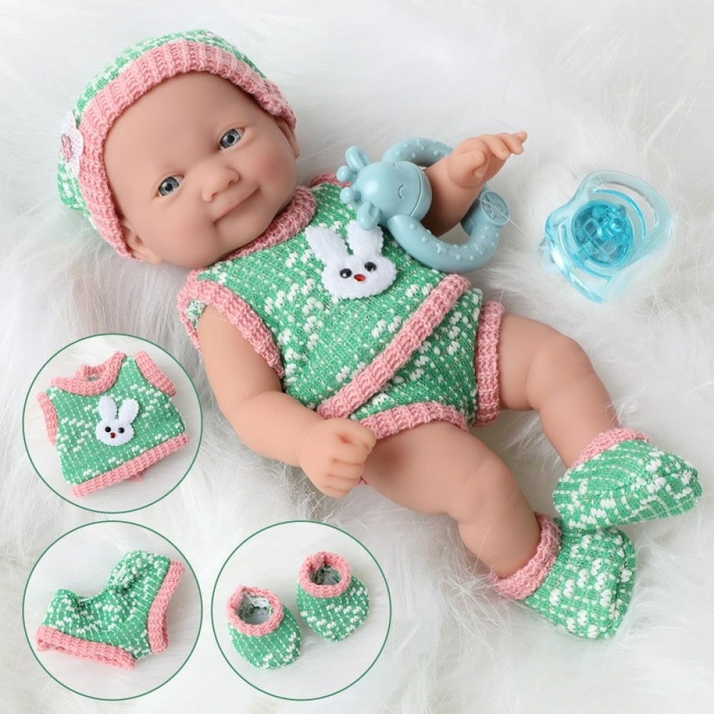 Zachte pop voor pasgeborenen met groene en roze kleertjes op een wit jasje
