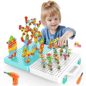 Montessorischool-geïnspireerde bouwset voor kinderen met kleine onderdelen en een meisje dat speelt
