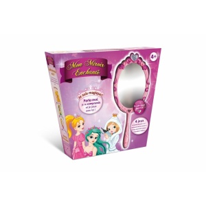 Betoverde roze magische spiegel op witte achtergrond