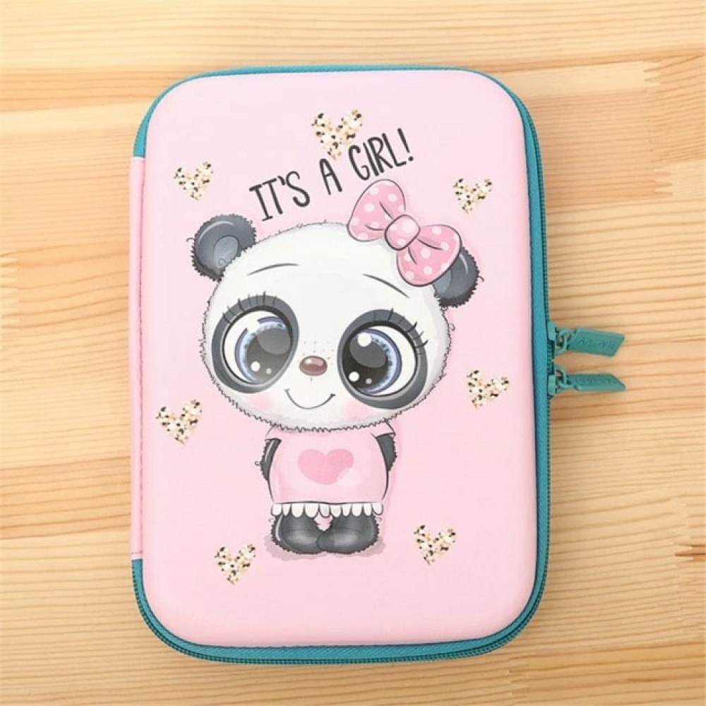 Roze en groen het is een meisjes potloodetui op een houten tafel met panda motief