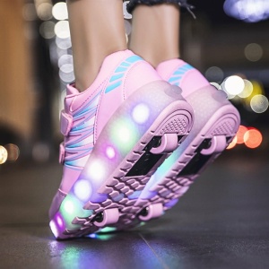 Roze glow-in-the-dark trainer in de voeten van een meisje