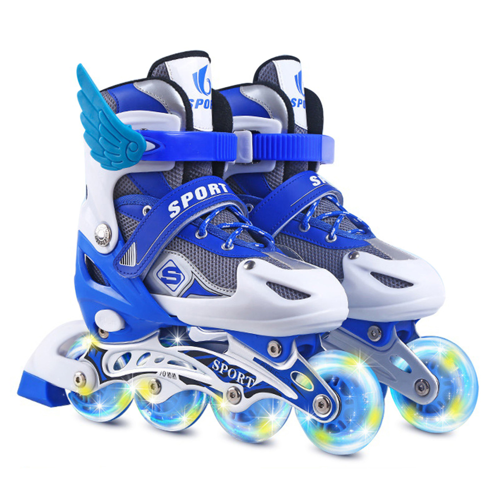 Blauw en wit gekleurde skeelers met gekleurde wielen