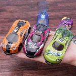 Set oranje, groene en paarse katapult raceauto's