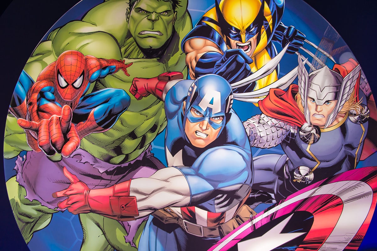 Een Marvel patch met Spiderman, de Hulk, Wolverine, Thor en Captain America