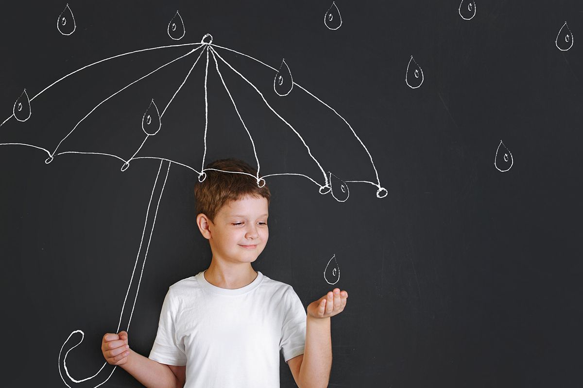Een jongen in een wit T-shirt staat voor een schilderij met een paraplu en regendruppels