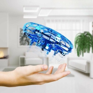 Mini blauwe bewegingssensor drone in een woonkamer met een plant