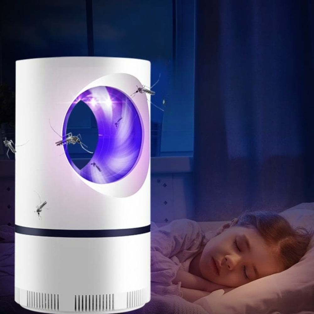 Witte en violette UV muggen afstotende lamp voor kinderen in een slaapkamer met een meisje