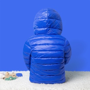 Meerkleurig donsjack voor kinderen in blauw op een wit tapijt