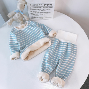 Blauw en wit gestreepte fleece pyjamaset voor kinderen op een witte ronde tafel