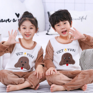 Fleece pyjama met verschillende schattige ontwerpen voor kinderen vooraan, in wit en bruin voor een meisje en een jongen