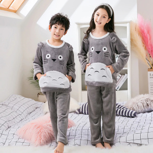 Warme flanellen pyjama voor kinderen in grijs met zakje voor met kattenmotief op 2 kinderen in één slaapkamer