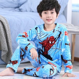 Spider-Man zachte fleece pyjama voor jongens blauw op een jongen naast zijn bed