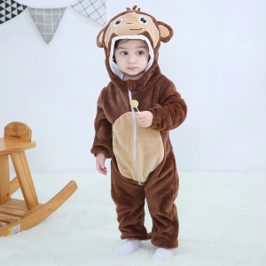Hooded fleece pyjama aap op een kind in zijn slaapkamer met een houten paard
