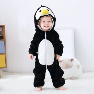 Warme poolpyjama pinguïn op een kind in een slaapkamer