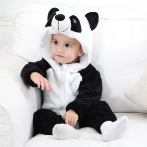 Zachte en warme panda pyjama met kind op een witte bank