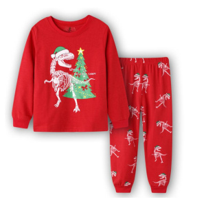 Dinosaurus kerstpyjama met kerstboom voor kinderen op een witte achtergrond