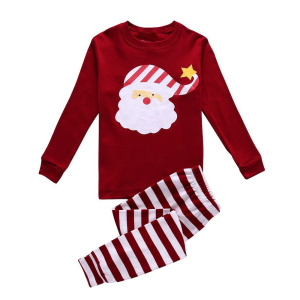 Katoenen kerstpyjama van de kerstman voor kinderen met een witte achtergrond