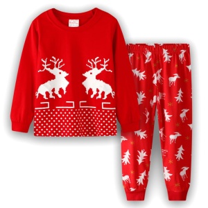 Katoenen kerstpyjama voor kinderen met witte achtergrond