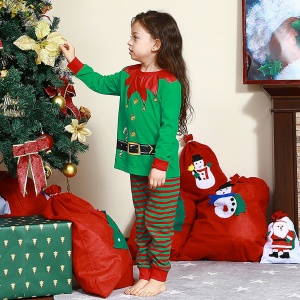 Kerstpyjama met hoed voor kinderen met een achtergrond van een meisje dat de pyjama draagt