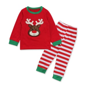 Kerstpyjama met rood gestreepte broek en witte achtergrond