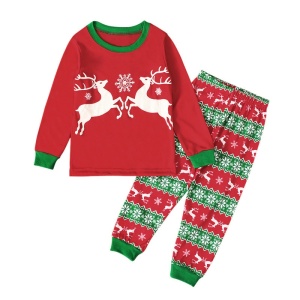 Kerstpyjama voor kinderen van 3 tot 6 jaar met een witte achtergrond