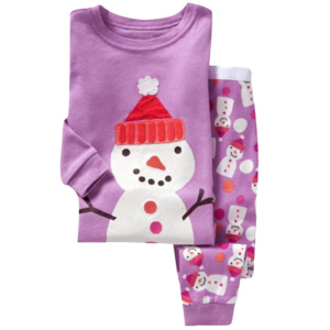Kleurrijke sneeuwpop kerstpyjama voor kinderen met een witte achtergrond