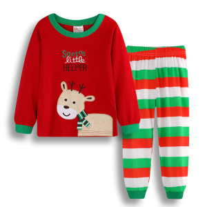 Rendier kerstpyjama voor kinderen met witte achtergrond