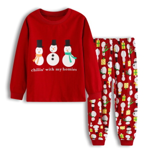 Schattige sneeuwpop kerstpyjama voor kinderen met een witte achtergrond