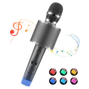 Een grijze karaokemicrofoon voor kinderen. Op het handvat zitten verstelknoppen in dezelfde kleur. Rondom de microfoon staan tekeningen van veelkleurige muzieksymbolen. Onderaan de afbeelding tonen kleine cirkels de felle kleuren van de microfoon.