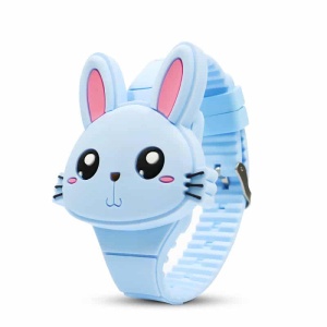 Een elektronisch horloge voor meisjes in de vorm van een schattig blauw konijn. Het heeft een blauw gespbandje.
