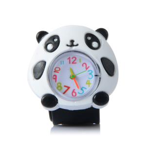 Een plastic kinderhorloge met een schattige zwart-witte panda. In het midden zit een klok met een glazen wijzerplaat en gekleurde wijzers en cijfers.