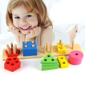 Montessori houten speelgoed in kleurrijke geometrische vormen voor kinderen met een meisje dat speelt met een witte achtergrond