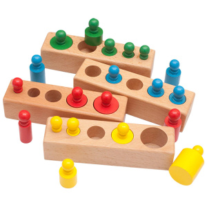 Montessori houten speelgoed 5 gaten met 4 rijen voor kinderen verschillende kleuren met witte achtergrond