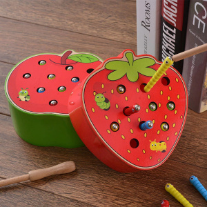 Montessori set van appels en aardbeien voor kinderen met een houten basis en boeken