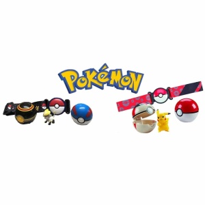 Pokémon-riem met PokéBall-set en figuurtjes met Pokémon-logo en witte achtergrond