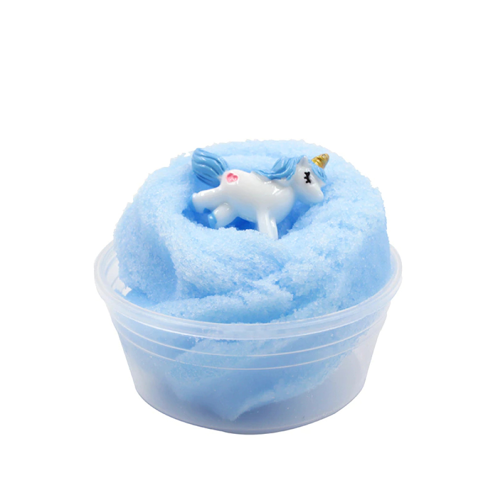 Pastelkleurig slijm met zandstructuur voor kinderen in blauw met een witte achtergrond