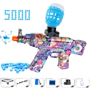 Paars veelkleurig orbeez pistool voor kinderen met blauwe knikkers en andere accessoires en een witte achtergrond