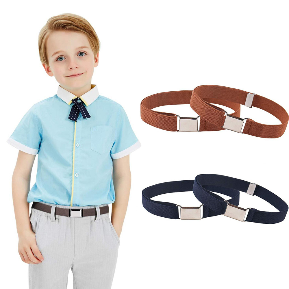 Verstelbare elastische riem met gesp voor kinderen met een kind dat de riem draagt en een witte achtergrond