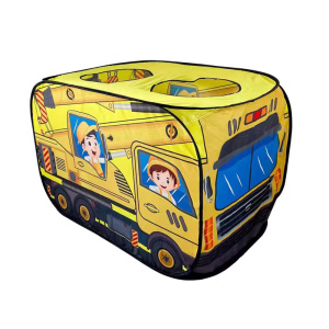 Een gele kindertipi in de vorm van een bouwvrachtwagen. Hij heeft twee openingen aan de bovenkant en is helemaal bedekt met verf in de vorm van een gele bouwvrachtwagen.