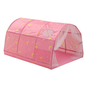 Een tipi voor meisjes in de vorm van een roze tunnelhuis. Het heeft kleurrijke motieven op de bovenkant en een dubbele deur in transparante gordijnen aan de voorkant.