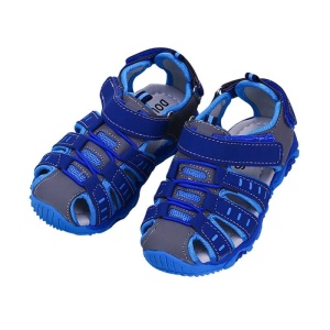 Op sandalen geïnspireerde strandschoen voor kinderen in donkerblauw en grijs. De zool is grijs.
