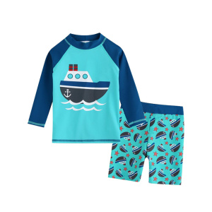 kindertrui, blauw, met een bootmotief erop, bestaande uit een T-shirt met lange mouwen en een korte broek