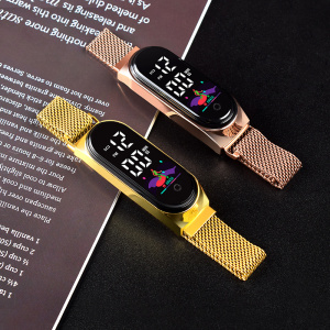 twee horloges plat naast elkaar, een gouden en een roze, in roestvrij staal