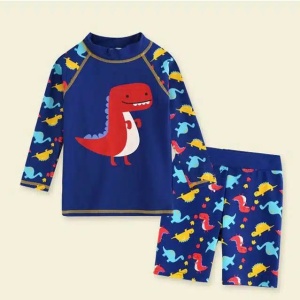 een set kinderzwembroeken, -shorts en een blauw T-shirt met dinosaurusmotief op een beige achtergrond