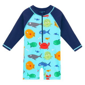 eendelig zwempak voor kleine jongens, lichtblauw met kleine gekleurde visjes