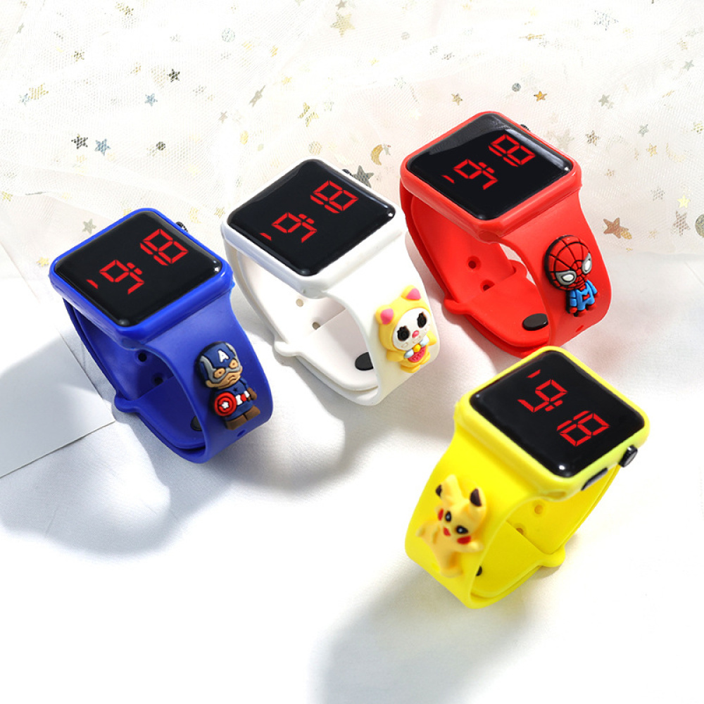 Kleurrijk vierkant kinderhorloge met een klein figuurtje op de band vier horloges van hetzelfde model recht op hun band, één blauw, één wit, één rood, één geel