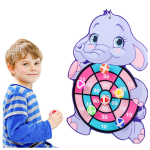 Een kind met een bal in zijn hand richt op een doelwit in de vorm van een olifant