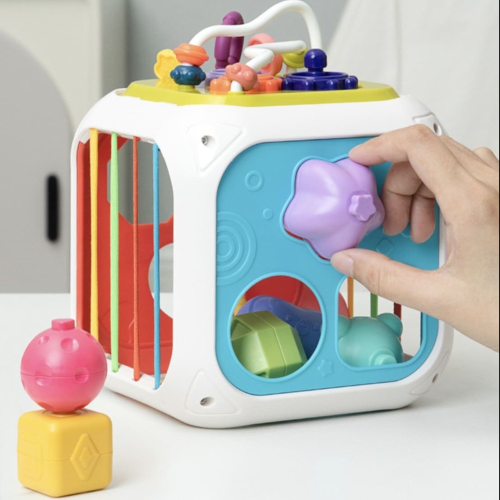 Kubusvormig spel voor baby's om vroeg te leren met verschillende kanten en voorwerpen van verschillende vormen en texturen